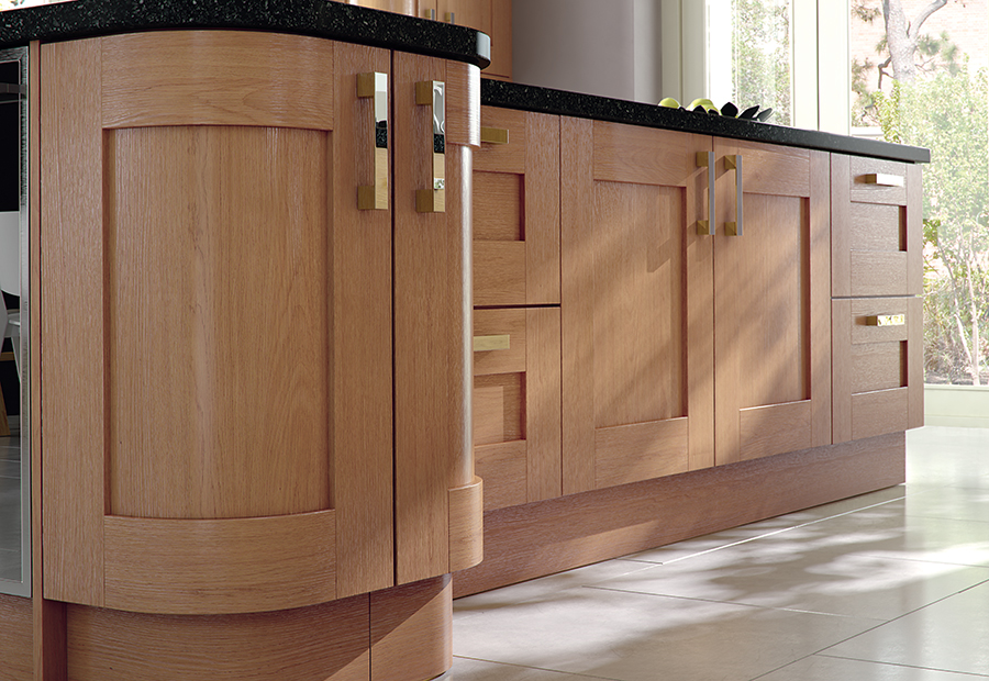 windsor-shaker-oak-kitchen-island-quadrant-doors